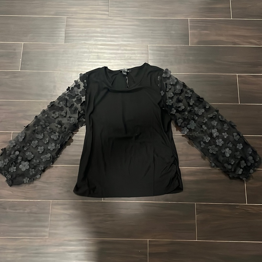 Black Top with flowers details in the sleeves